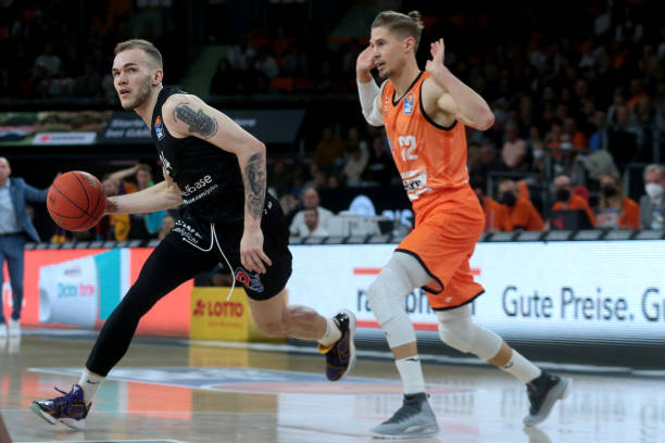 与轻巧吊球 与轻巧吊球