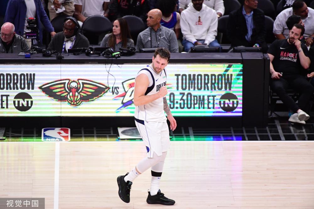 他在场上警 他在场上警